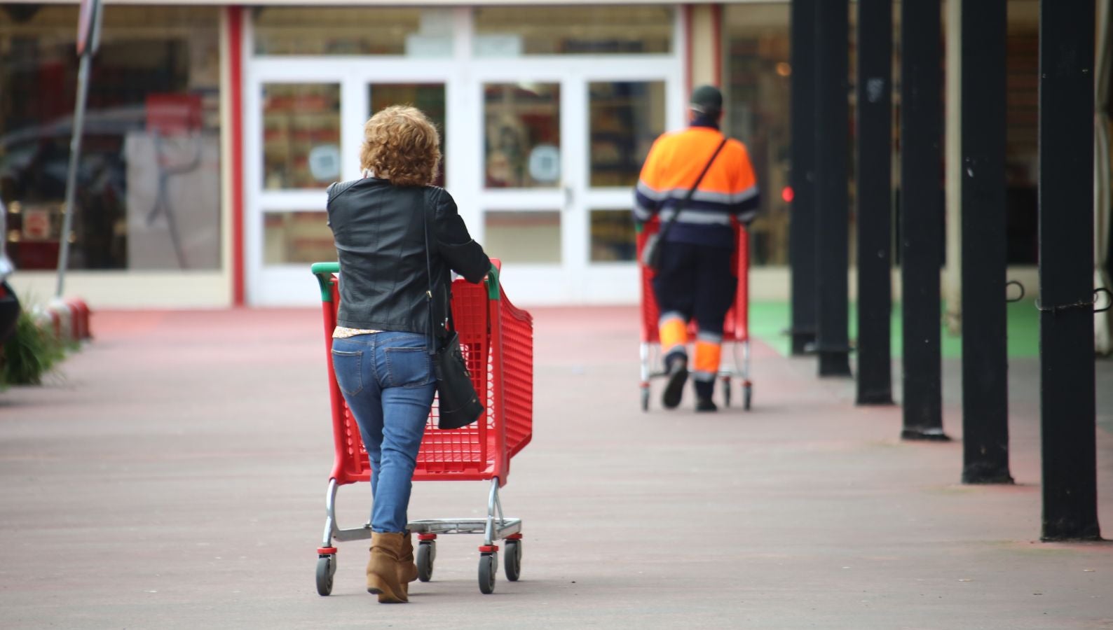 Las grandes colas siguen siendo los grandes protagonistas este miércoles víspera de festivo en los supermercados de Gipuzkoa
