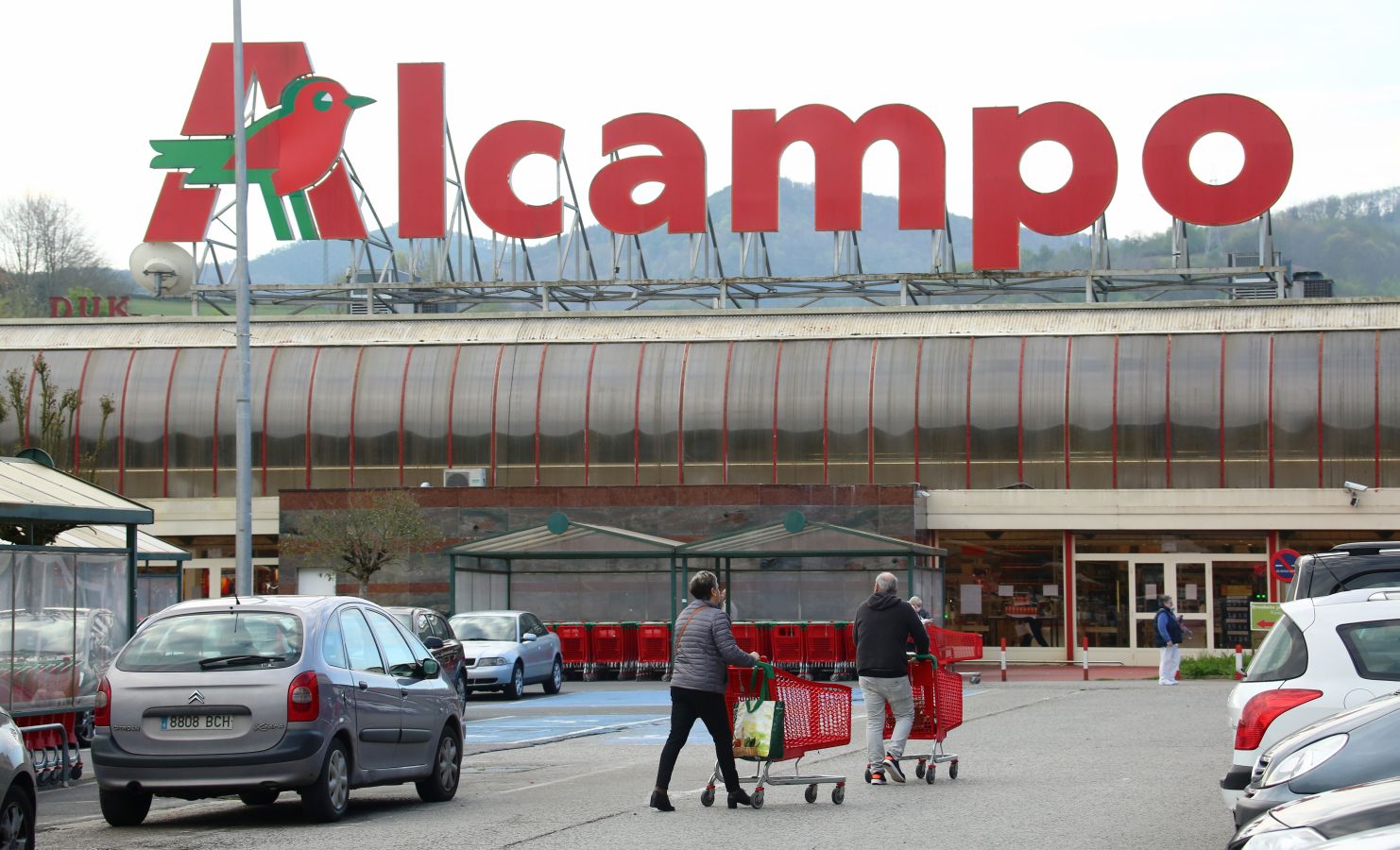 Las grandes colas siguen siendo los grandes protagonistas este miércoles víspera de festivo en los supermercados de Gipuzkoa
