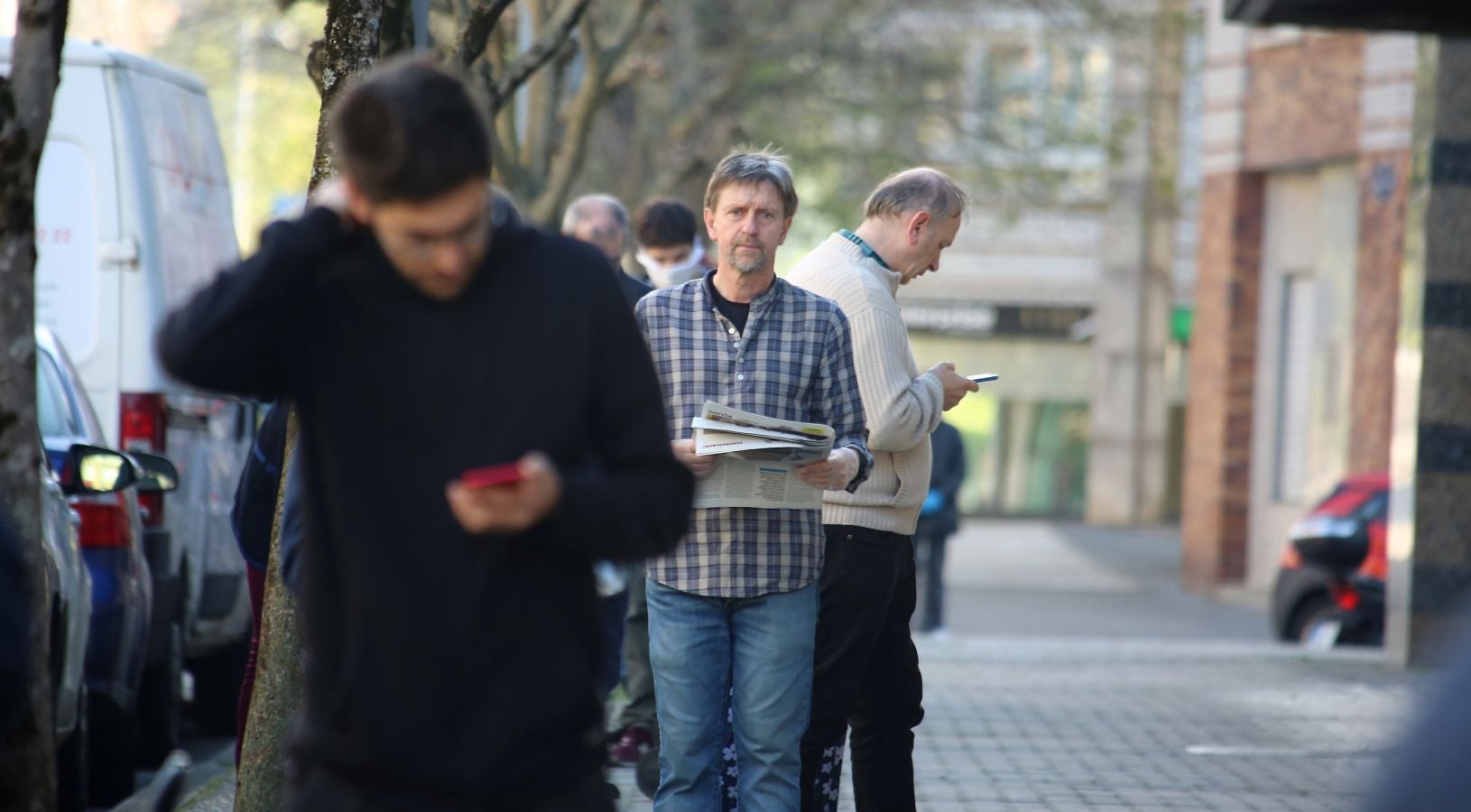 Las grandes colas siguen siendo los grandes protagonistas este miércoles víspera de festivo en los supermercados de Gipuzkoa
