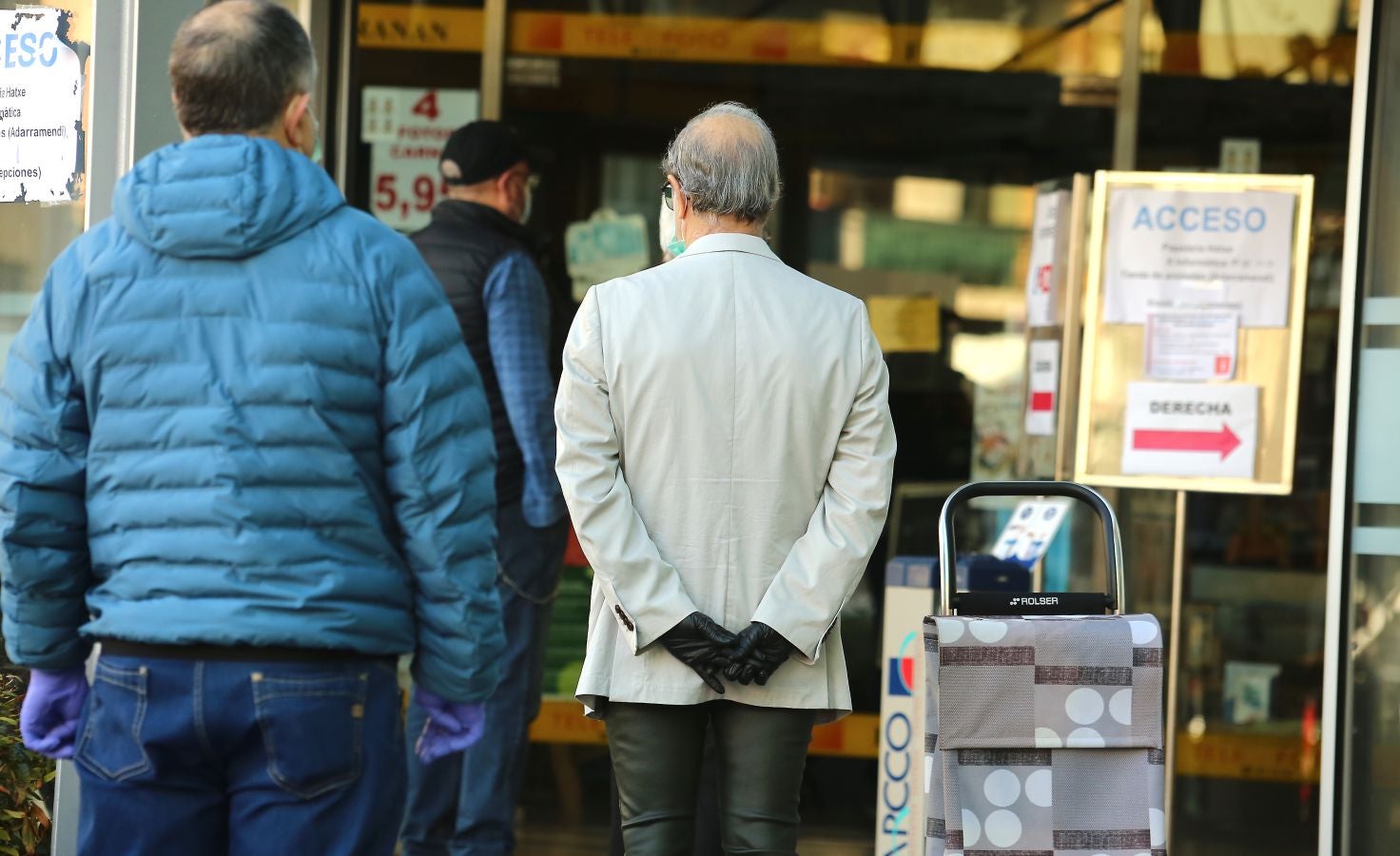 Las grandes colas siguen siendo los grandes protagonistas este miércoles víspera de festivo en los supermercados de Gipuzkoa