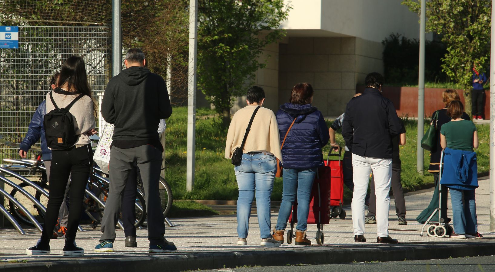 Las grandes colas siguen siendo los grandes protagonistas este miércoles víspera de festivo en los supermercados de Gipuzkoa