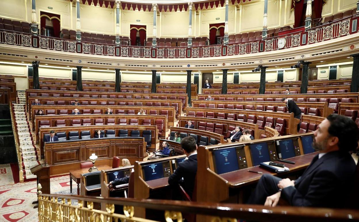 Imagen del hemiciclo del Congreso tras la decisión de los grupos de reducir su asistencia a los plenos. 