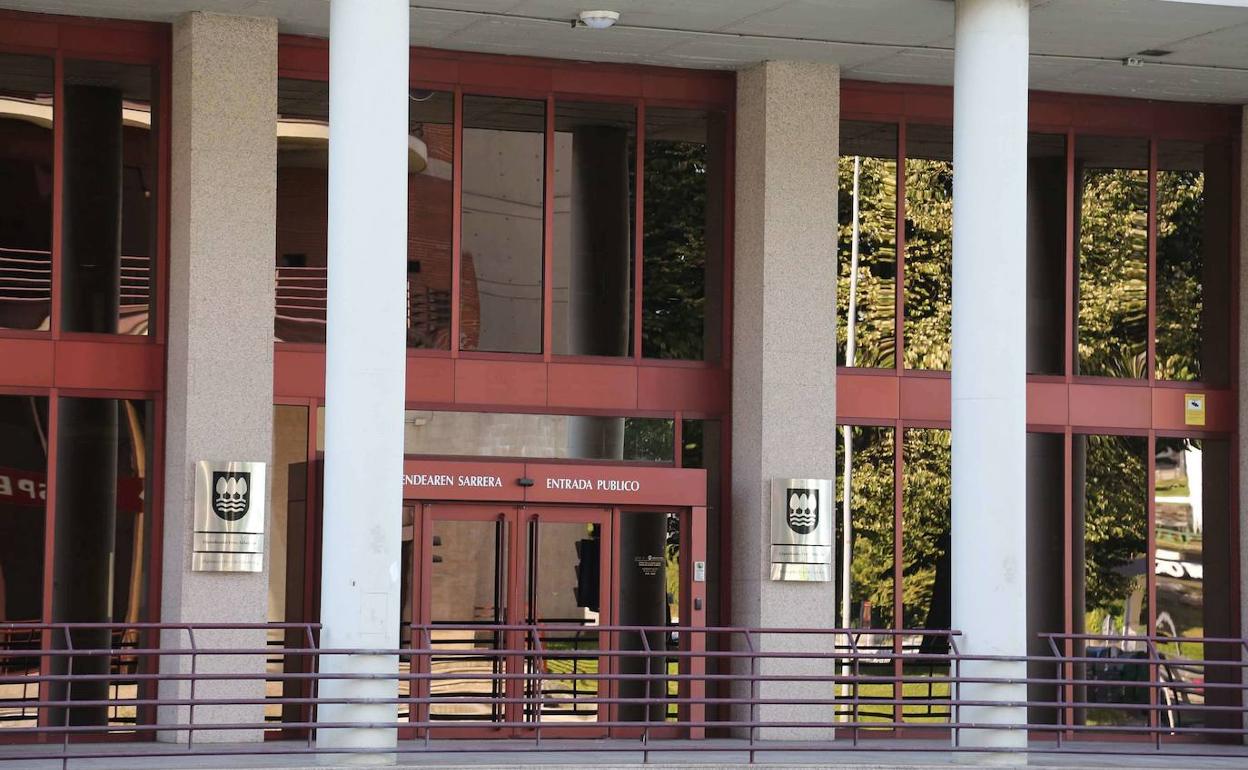 Exterior de la sede de la Hacienda de Gipuzkoa, en el barrio de Errotaburu de San Sebastián. 