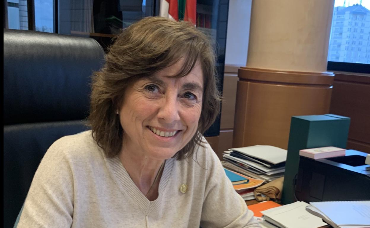 Cristina Uriarte, consejera de Educación del Gobierno Vasco, en su despacho.