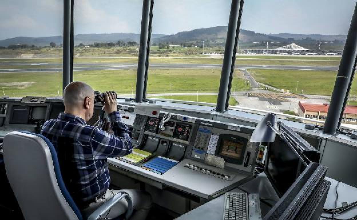 Un controlador supervisa la pista en una imagen tomada antes de la crisis del Covid-19.