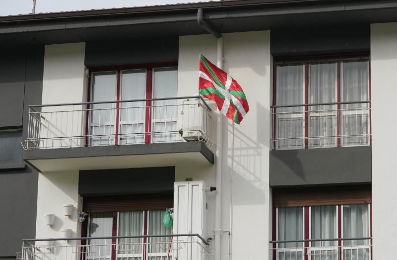 Un balcón con la ikurriña en Berastegi.