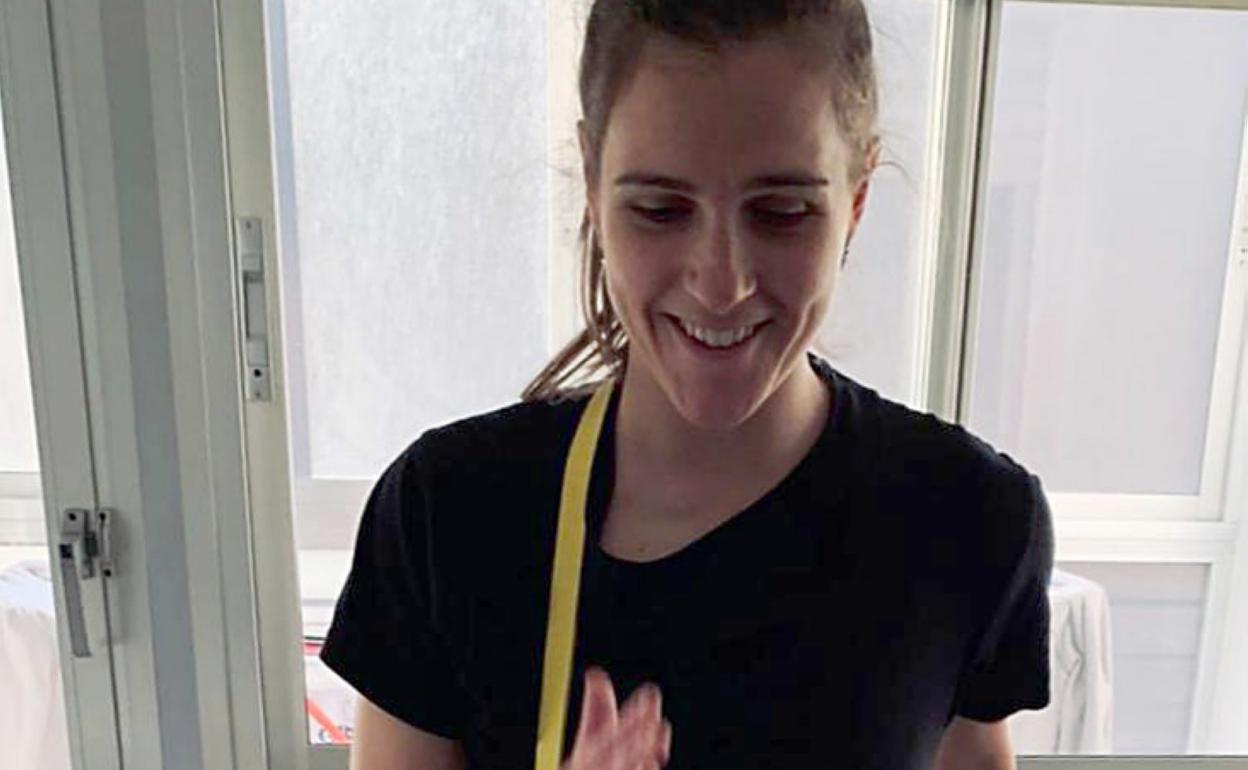 Sandra Ramajo se ejercita en el salón de su piso en Albacete. 