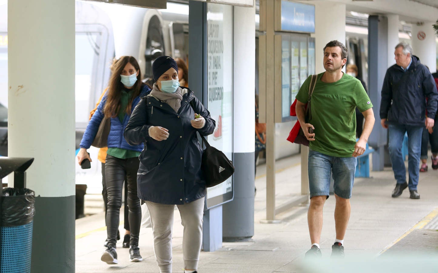 Fotos: Reparto de mascarillas en el transporte