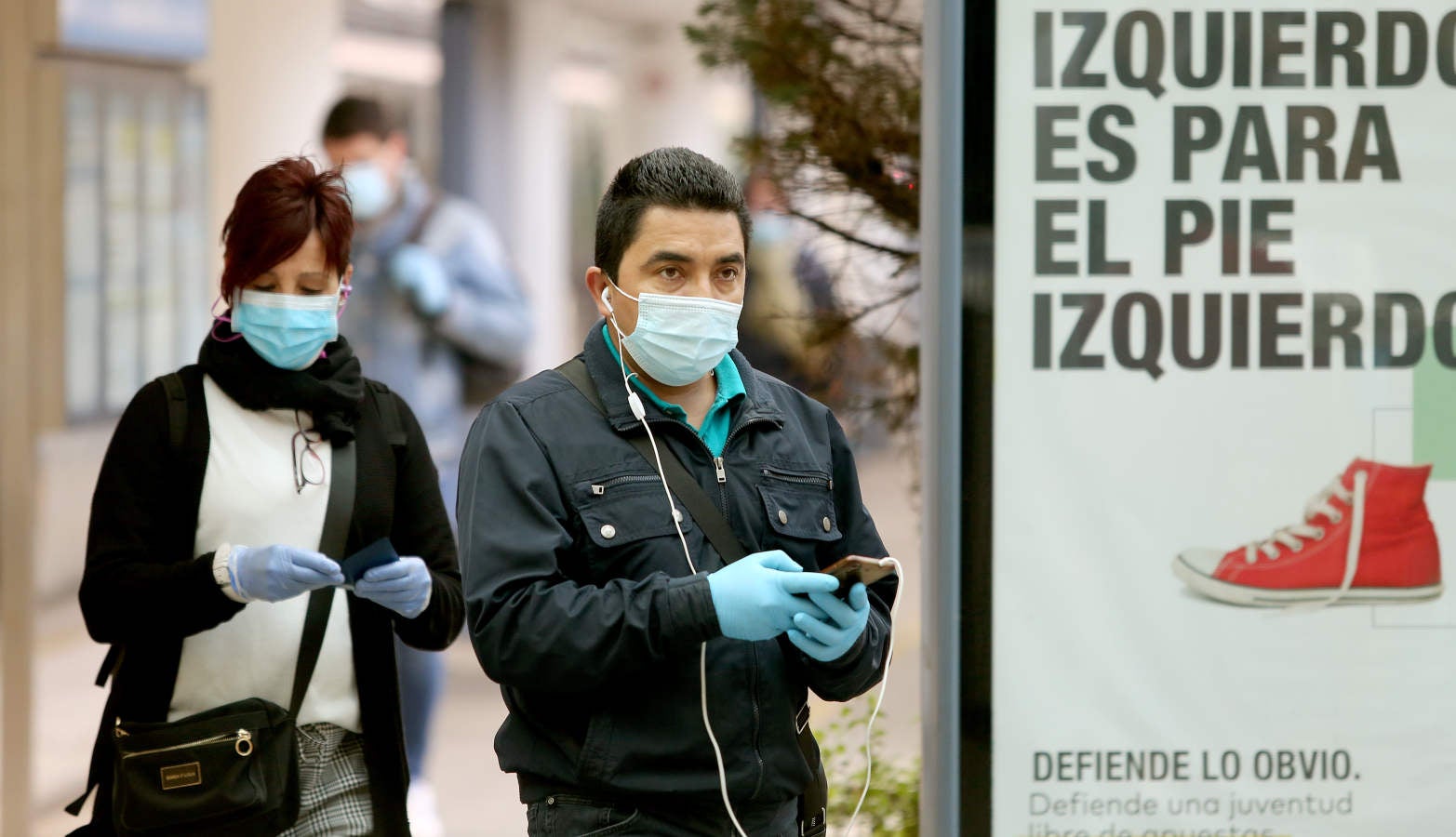 Fotos: Reparto de mascarillas en el transporte