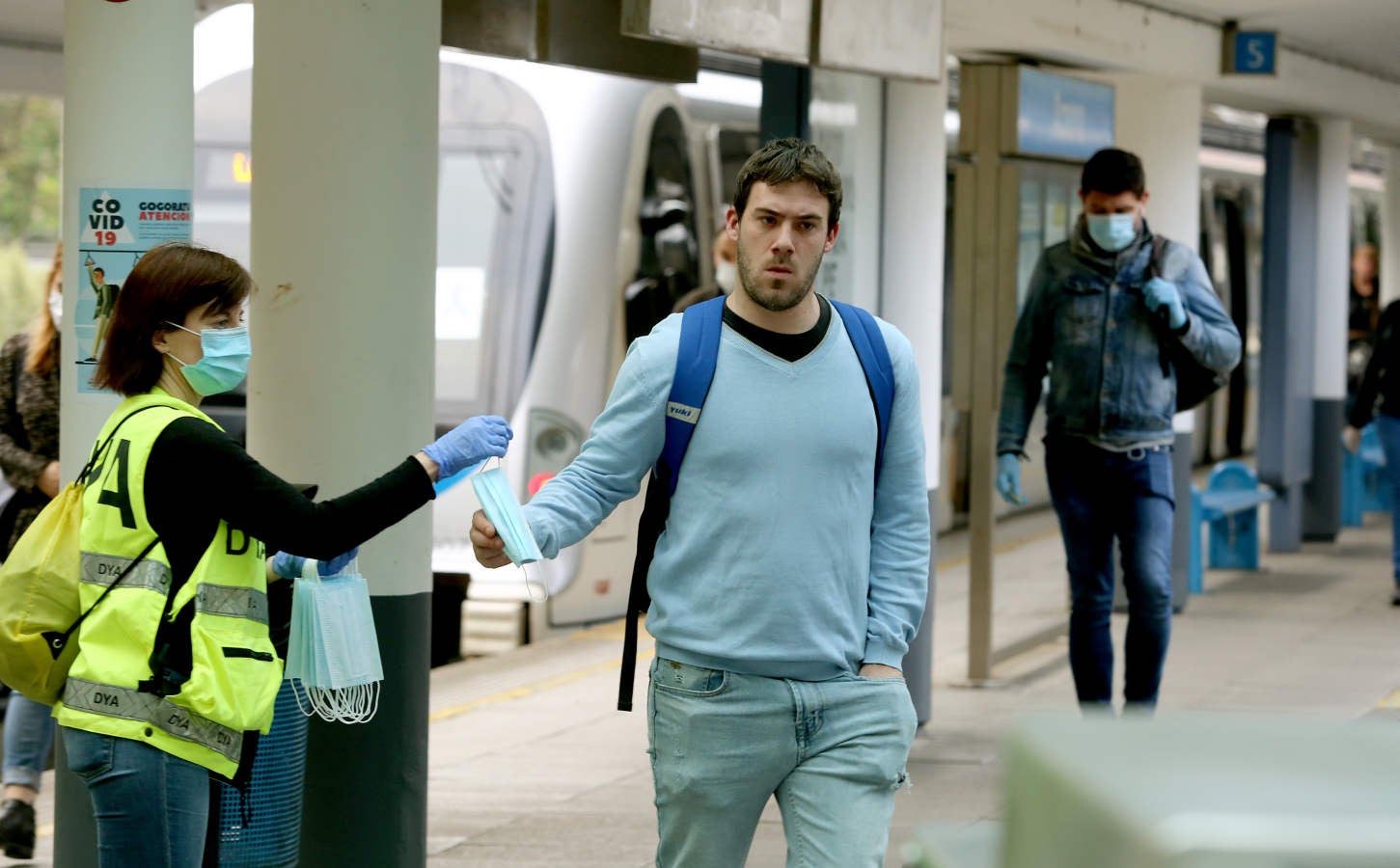 Fotos: Reparto de mascarillas en el transporte