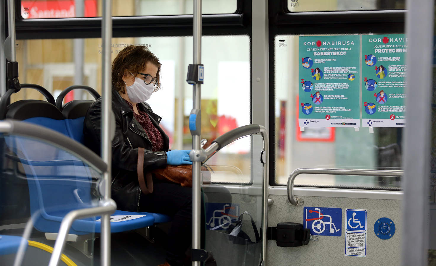 Fotos: Reparto de mascarillas en el transporte