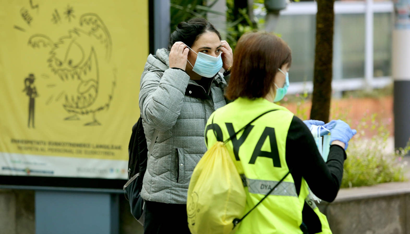 Fotos: Reparto de mascarillas en el transporte