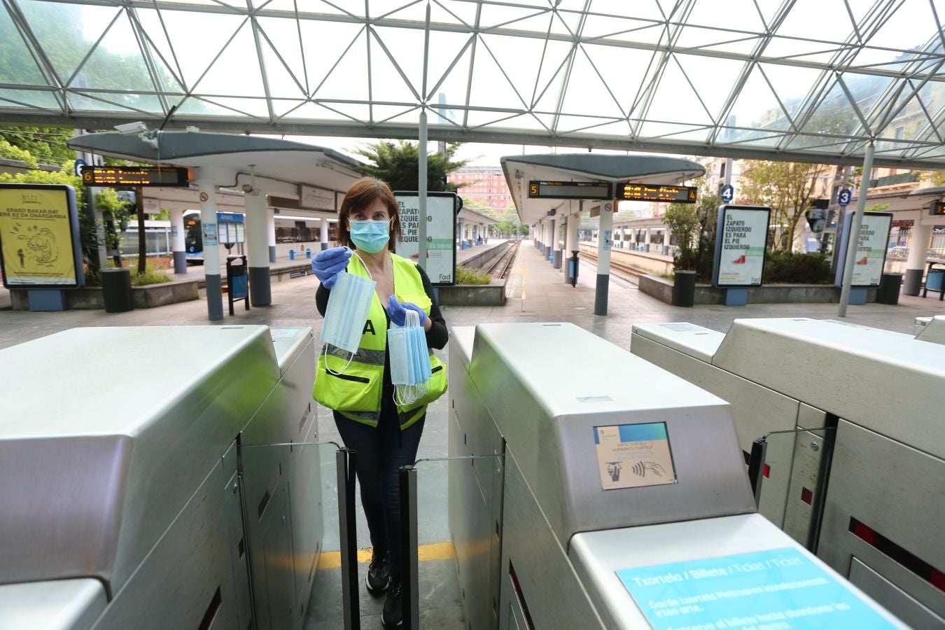 Fotos: Reparto de mascarillas en el transporte