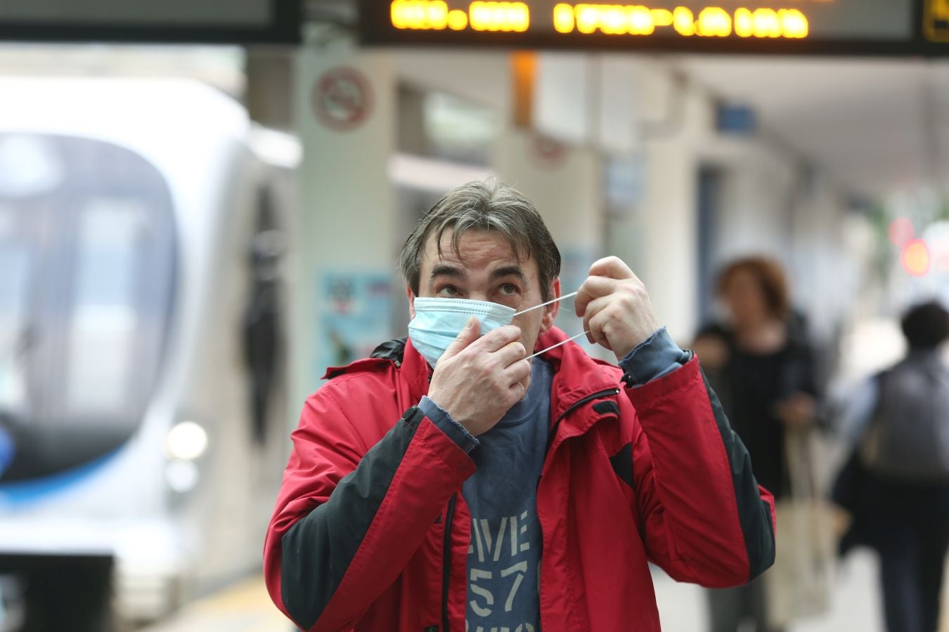 Fotos: Reparto de mascarillas en el transporte