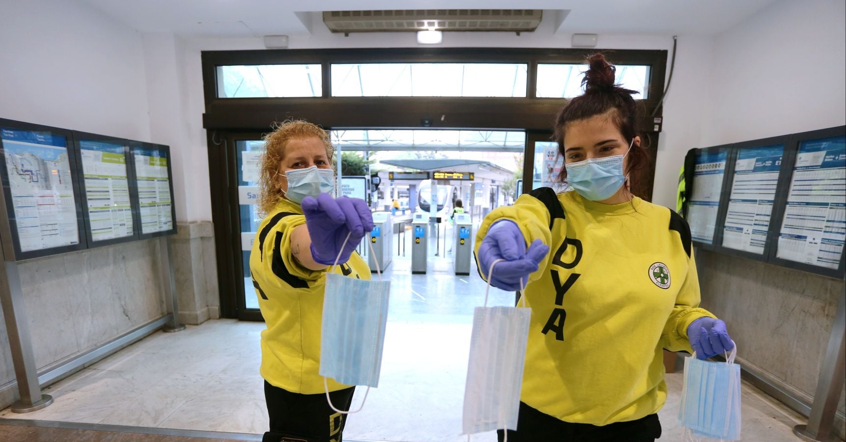 Fotos: Reparto de mascarillas en el transporte