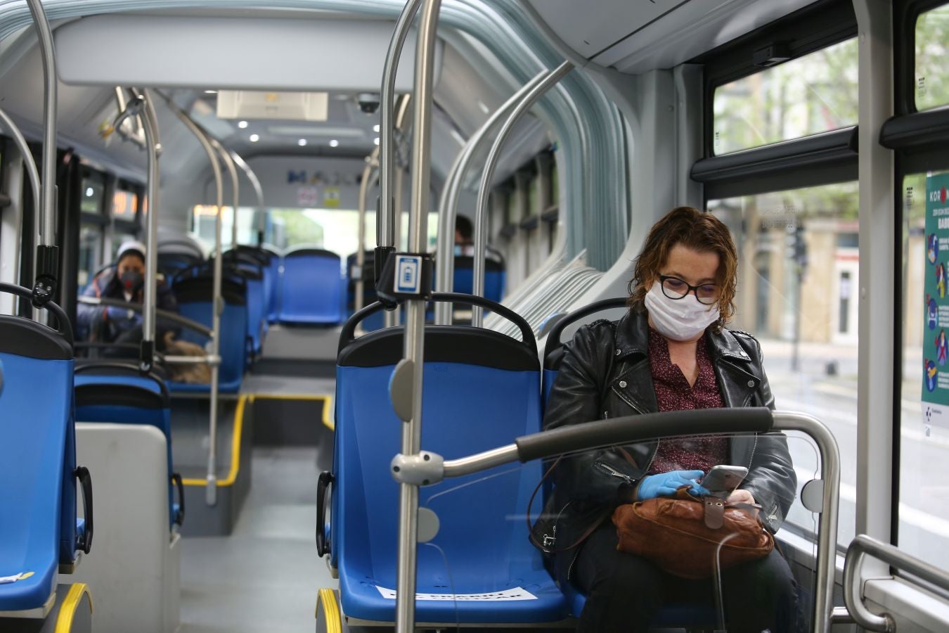 Fotos: Reparto de mascarillas en el transporte