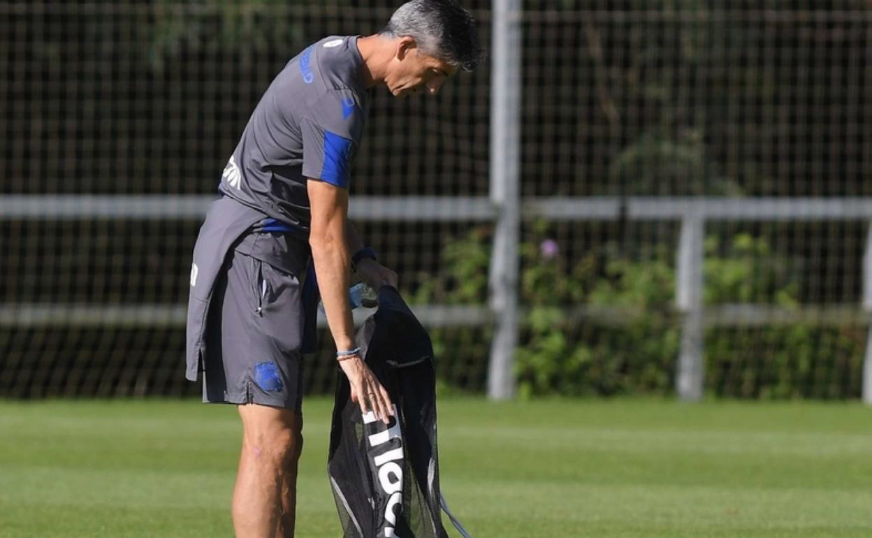 Imanol vacía la bolsa de balones antes de un entrenamiento. 
