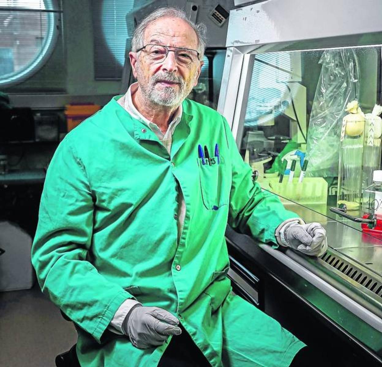 Luis Enjuanes, en el laboratorio de coronavirus del CNB-CSIC.