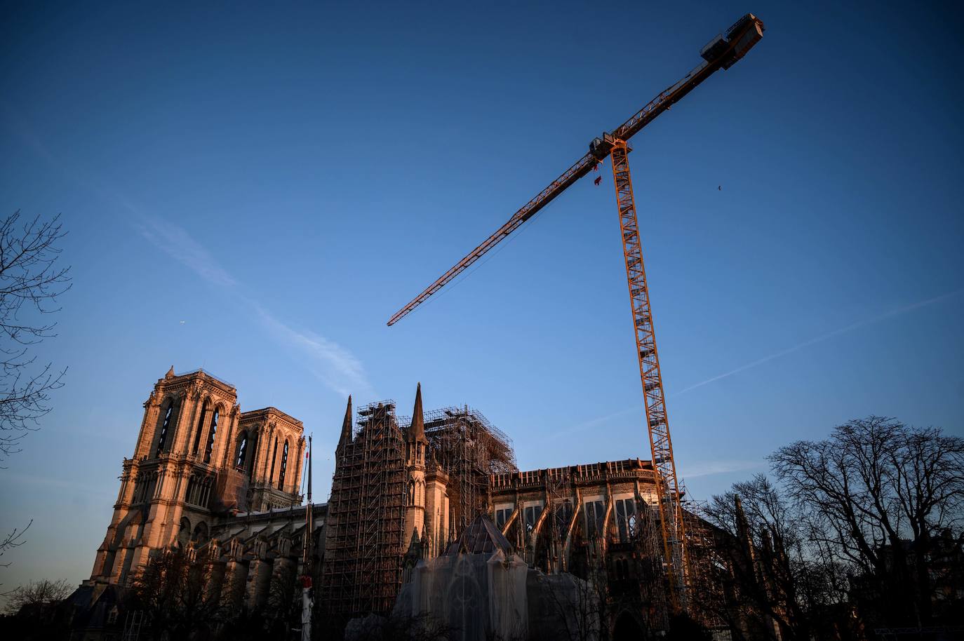 Un año después del incendio que destruyó el tejado de la catedral de Notre Dame y conmocionó al planeta, la restauración está lejos de haberse iniciado
