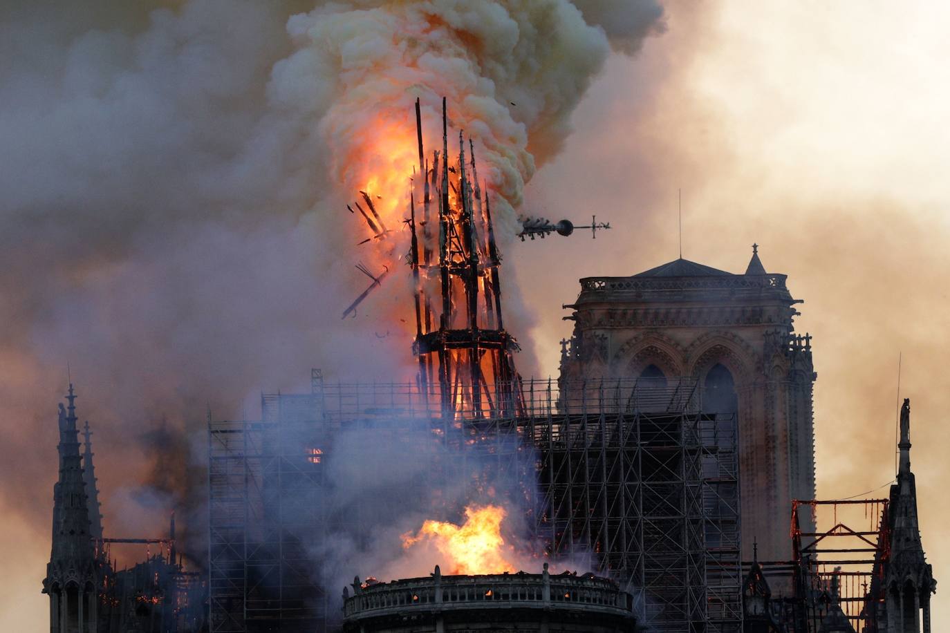 Un año después del incendio que destruyó el tejado de la catedral de Notre Dame y conmocionó al planeta, la restauración está lejos de haberse iniciado