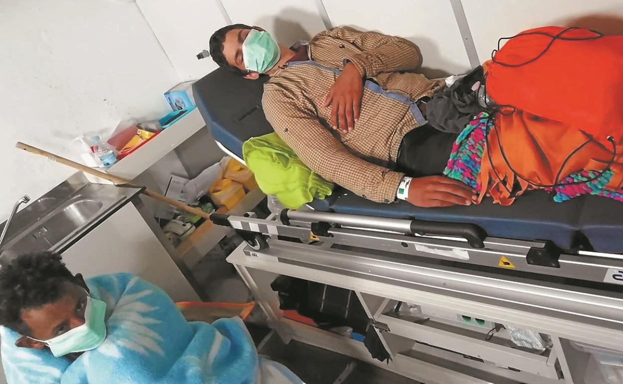 Dos de los hombres rescatados en el habitáculo que hace de enfermería en el barco