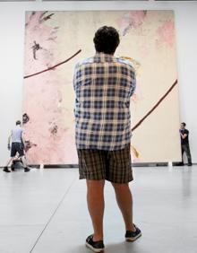 Imagen secundaria 2 - Julian Schnabel y sus inseparables tablas de surf en su refugio-estudio de Montauk, en el estado de Nueva York. Junto a su segunda mujer, la donostiarra Olatz López Garmendia, que diseña sus pijamas de seda, y frente a una de sus obras de gran formato.