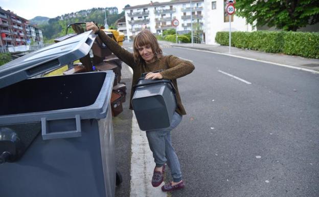 Imagen principal - MIren Orbegozo sale de su casa en Ikaztegieta para echar la basura, Eneko Maioz, alcalde de Orexa, y Mikel Ibañez y sy hijo en Orendain.