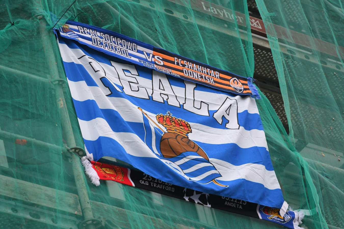 La final de la Copa del Rey entre la Real Sociedad y el Athletic se está jugando desde primera hora de este sábado en los balcones de muchos guipuzcoanos, engalanados para la ocasión