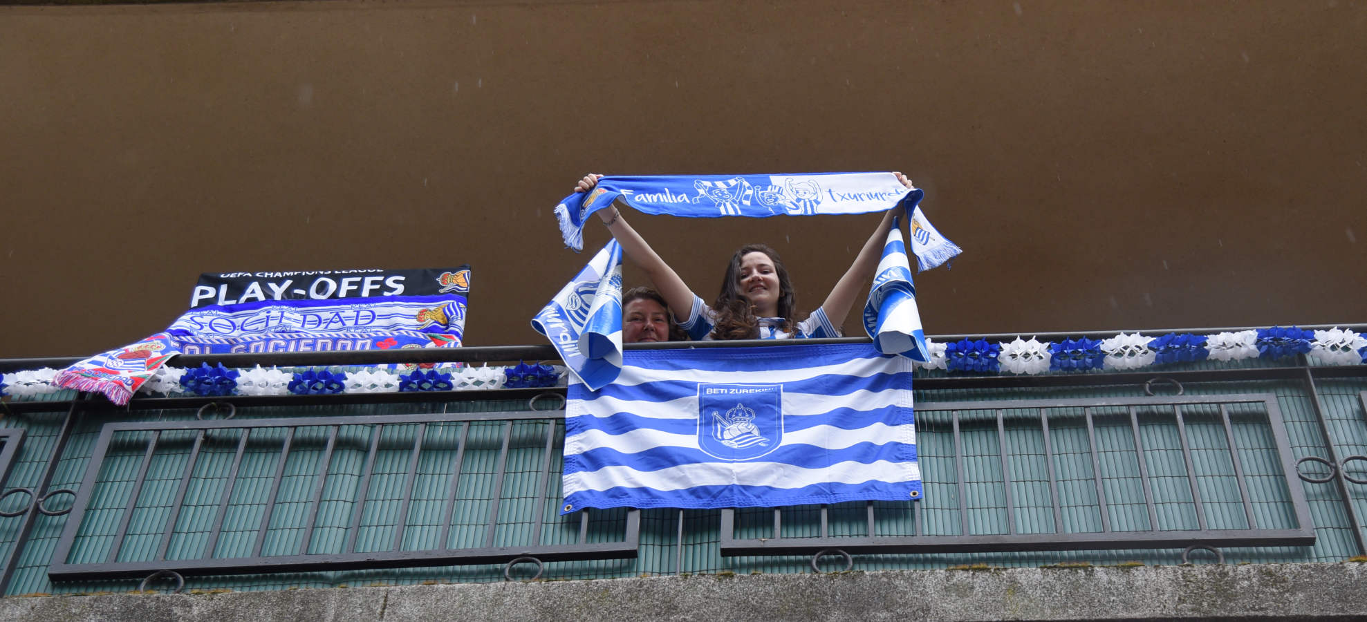 La final de la Copa del Rey entre la Real Sociedad y el Athletic se está jugando desde primera hora de este sábado en los balcones de muchos guipuzcoanos, engalanados para la ocasión