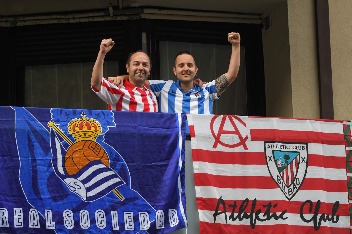 La final de la Copa del Rey entre la Real Sociedad y el Athletic se está jugando desde primera hora de este sábado en los balcones de muchos guipuzcoanos, engalanados para la ocasión