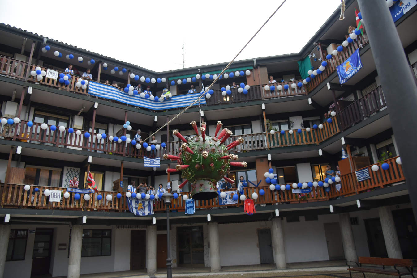 La final de la Copa del Rey entre la Real Sociedad y el Athletic se está jugando desde primera hora de este sábado en los balcones de muchos guipuzcoanos, engalanados para la ocasión