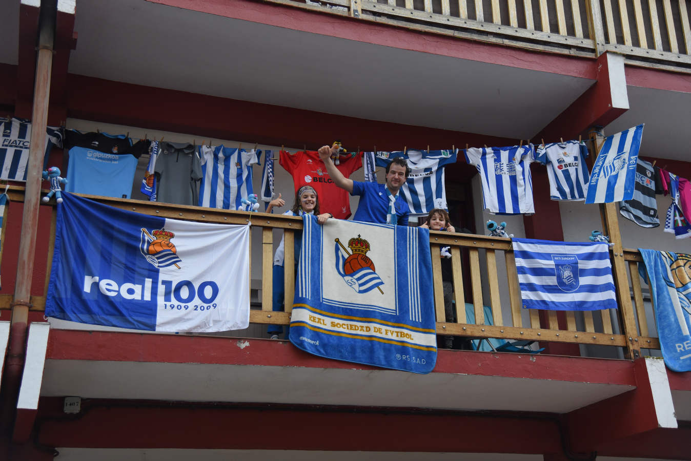 La final de la Copa del Rey entre la Real Sociedad y el Athletic se está jugando desde primera hora de este sábado en los balcones de muchos guipuzcoanos, engalanados para la ocasión