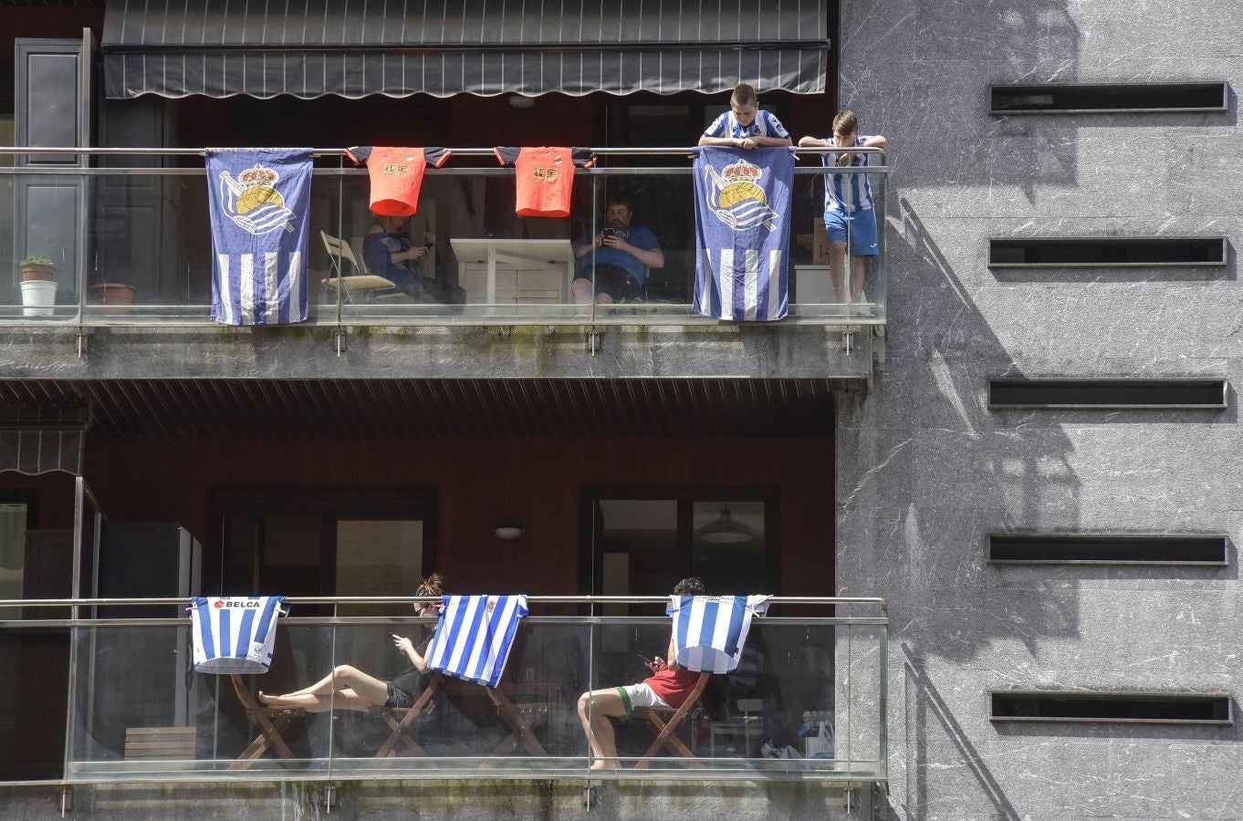 La final de la Copa del Rey entre la Real Sociedad y el Athletic se está jugando desde primera hora de este sábado en los balcones de muchos guipuzcoanos, engalanados para la ocasión