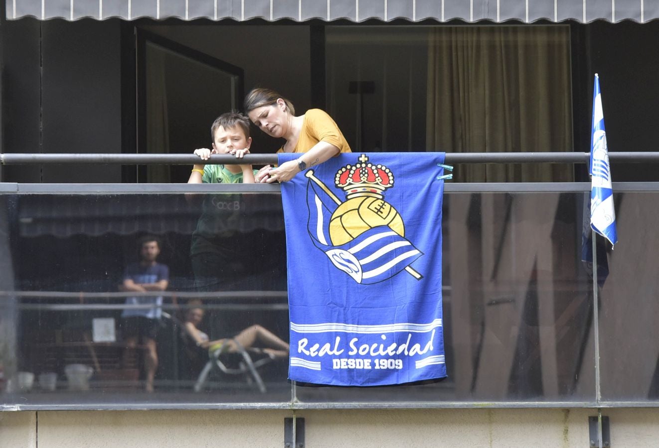 La final de la Copa del Rey entre la Real Sociedad y el Athletic se está jugando desde primera hora de este sábado en los balcones de muchos guipuzcoanos, engalanados para la ocasión