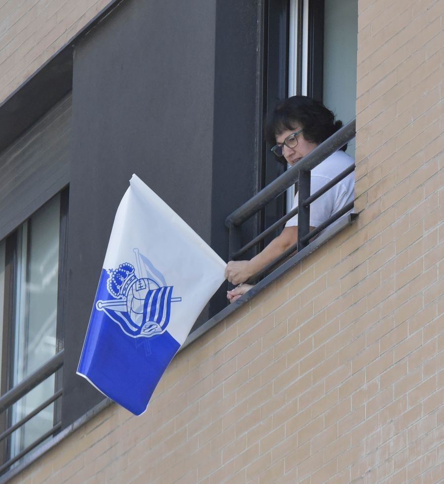 La final de la Copa del Rey entre la Real Sociedad y el Athletic se está jugando desde primera hora de este sábado en los balcones de muchos guipuzcoanos, engalanados para la ocasión