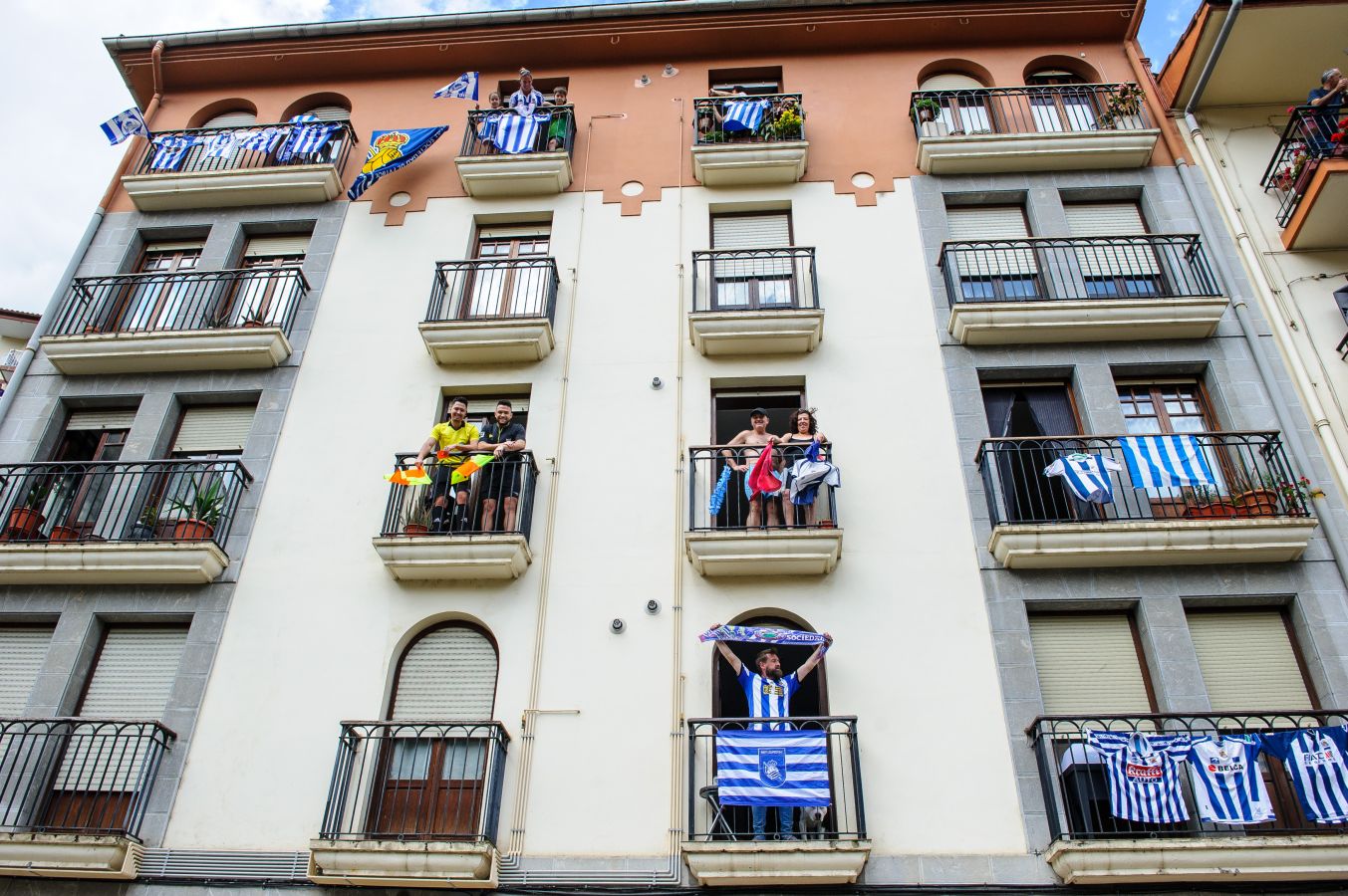 La final de la Copa del Rey entre la Real Sociedad y el Athletic se está jugando desde primera hora de este sábado en los balcones de muchos guipuzcoanos, engalanados para la ocasión