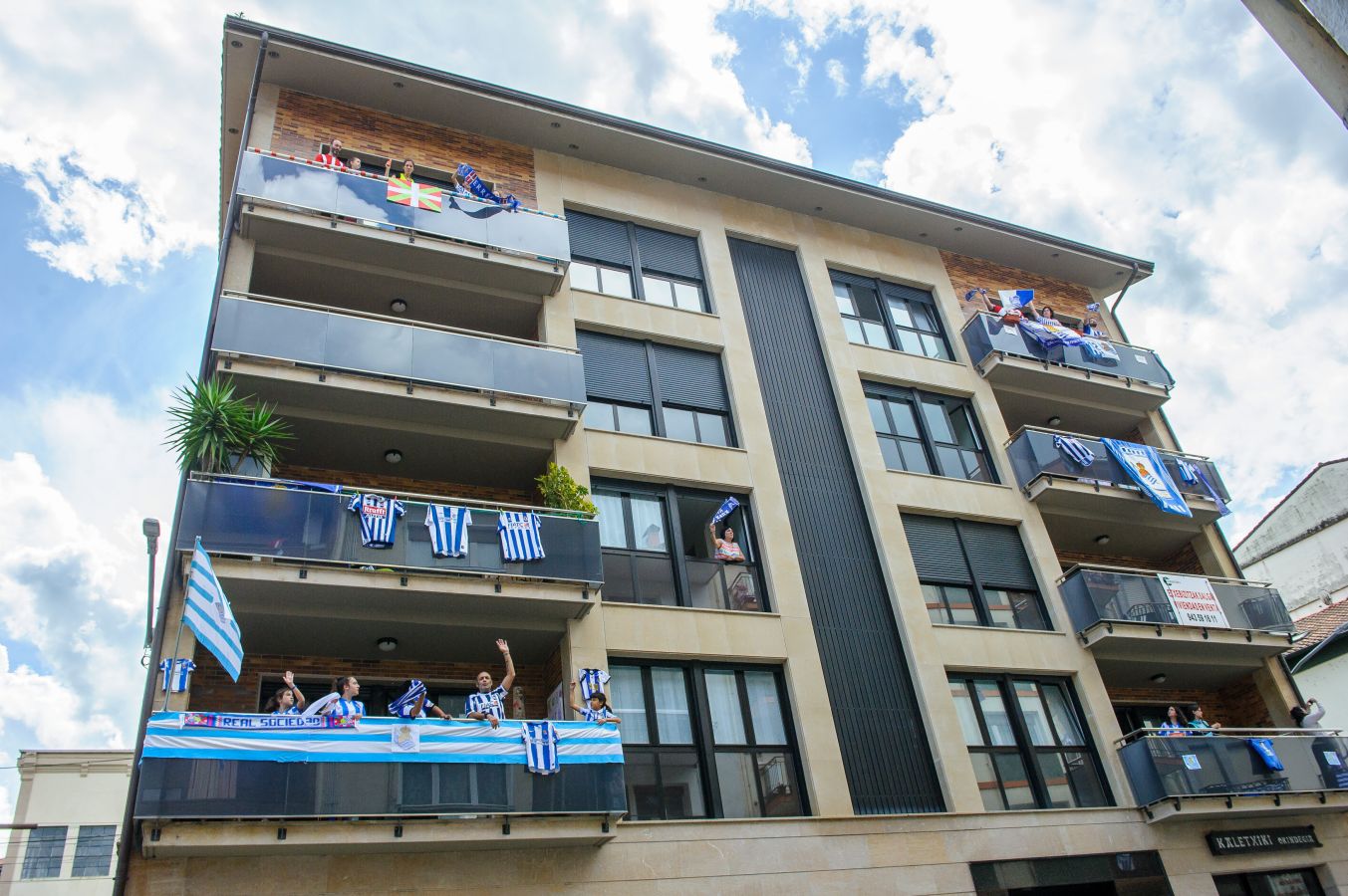 La final de la Copa del Rey entre la Real Sociedad y el Athletic se está jugando desde primera hora de este sábado en los balcones de muchos guipuzcoanos, engalanados para la ocasión