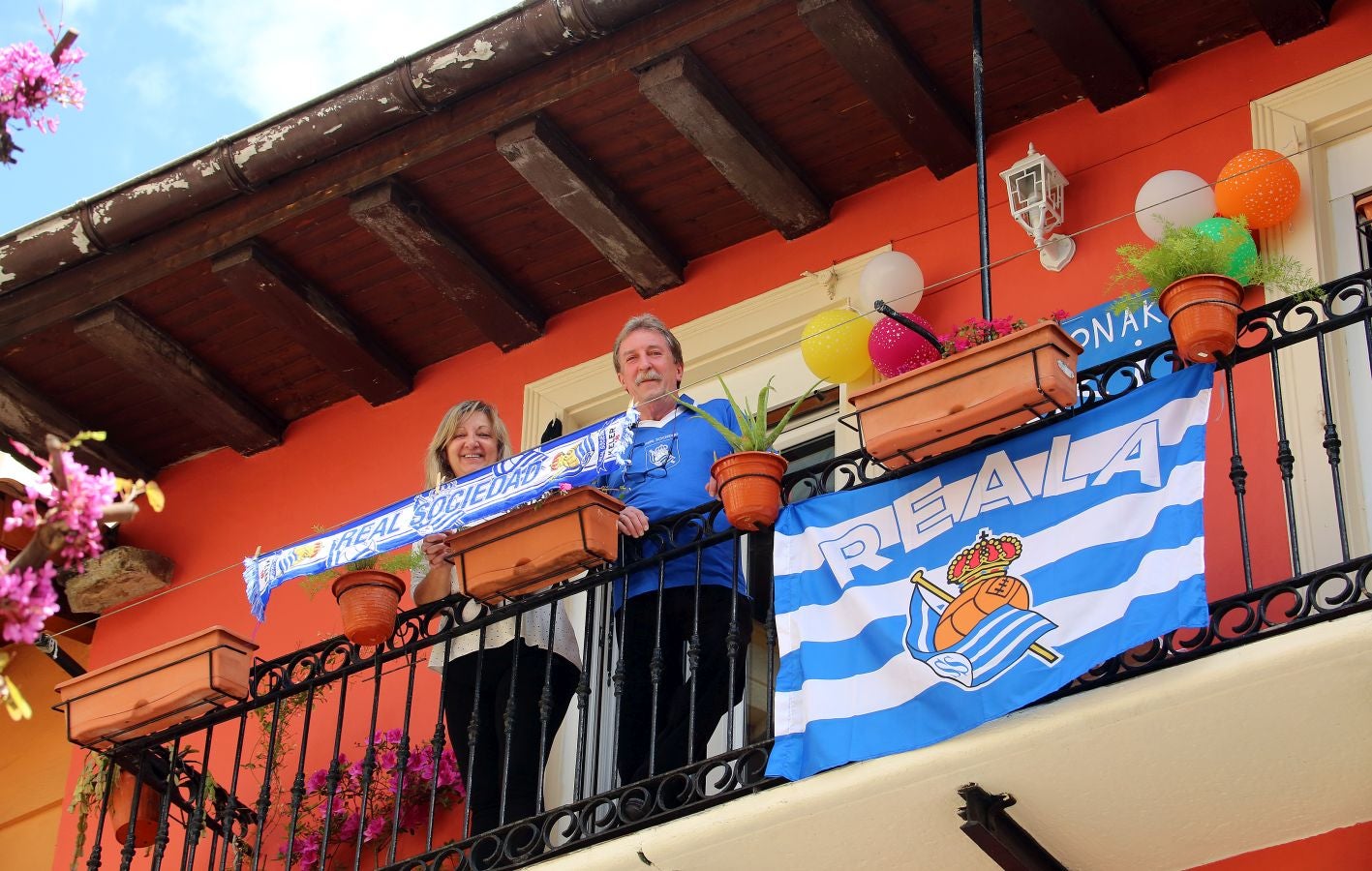 La final de la Copa del Rey entre la Real Sociedad y el Athletic se está jugando desde primera hora de este sábado en los balcones de muchos guipuzcoanos, engalanados para la ocasión