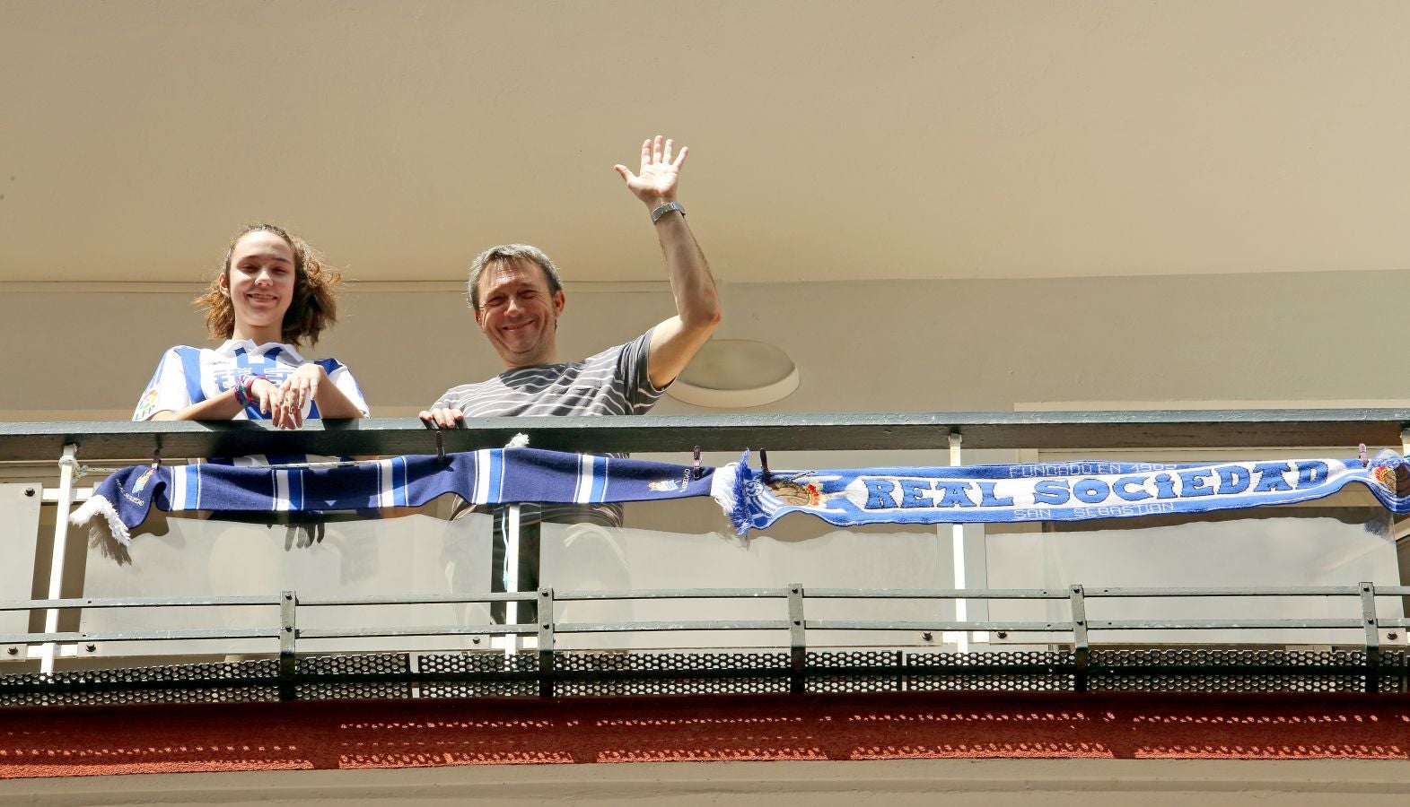 La final de la Copa del Rey entre la Real Sociedad y el Athletic se está jugando desde primera hora de este sábado en los balcones de muchos guipuzcoanos, engalanados para la ocasión