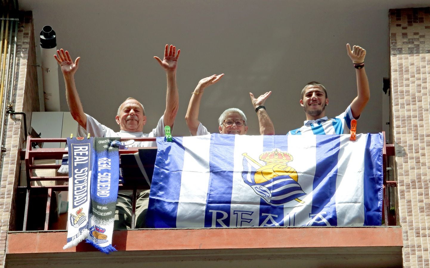 La final de la Copa del Rey entre la Real Sociedad y el Athletic se está jugando desde primera hora de este sábado en los balcones de muchos guipuzcoanos, engalanados para la ocasión