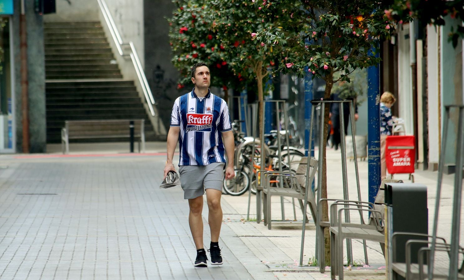 La final de la Copa del Rey entre la Real Sociedad y el Athletic se está jugando desde primera hora de este sábado en los balcones de muchos guipuzcoanos, engalanados para la ocasión