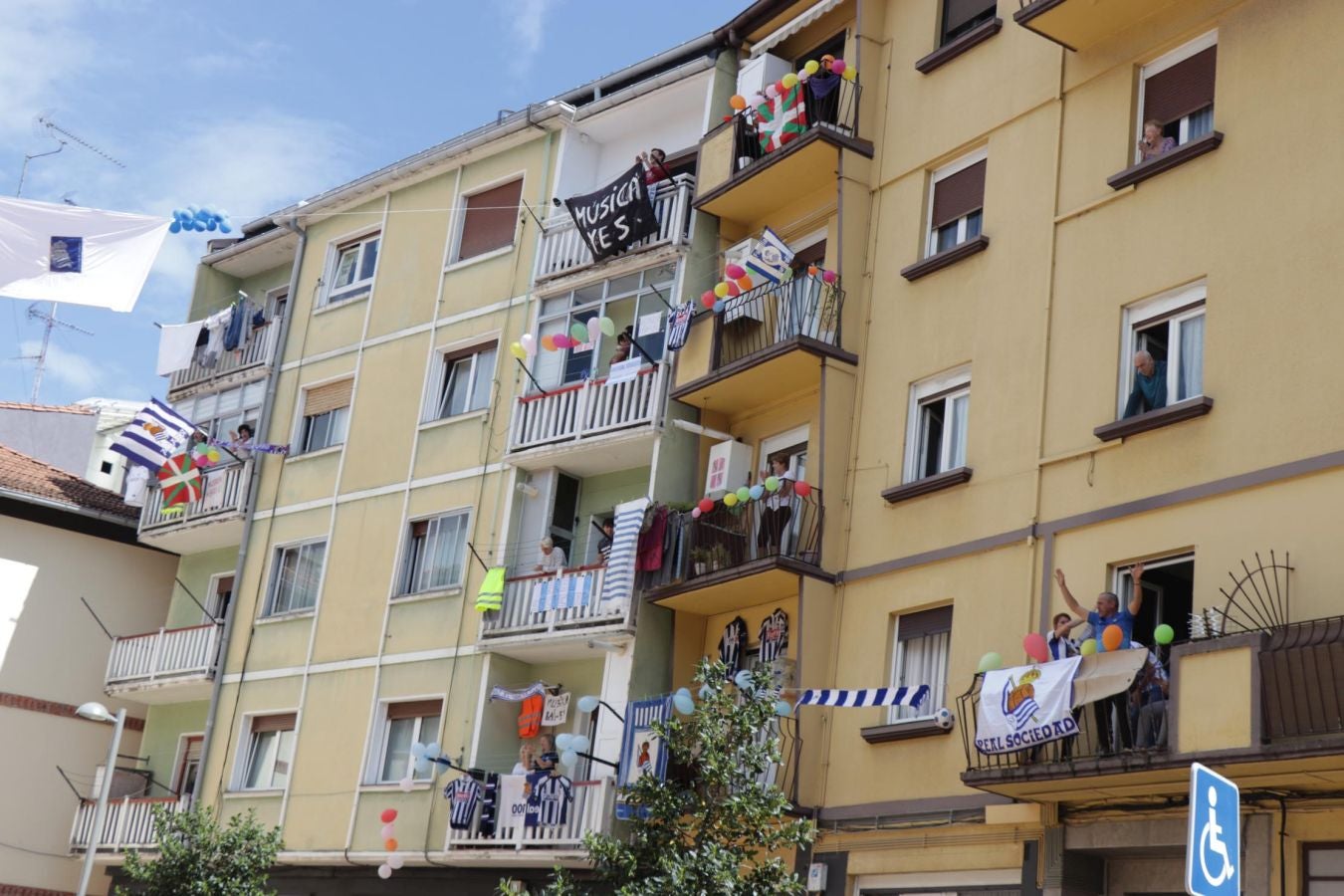 La final de la Copa del Rey entre la Real Sociedad y el Athletic se está jugando desde primera hora de este sábado en los balcones de muchos guipuzcoanos, engalanados para la ocasión