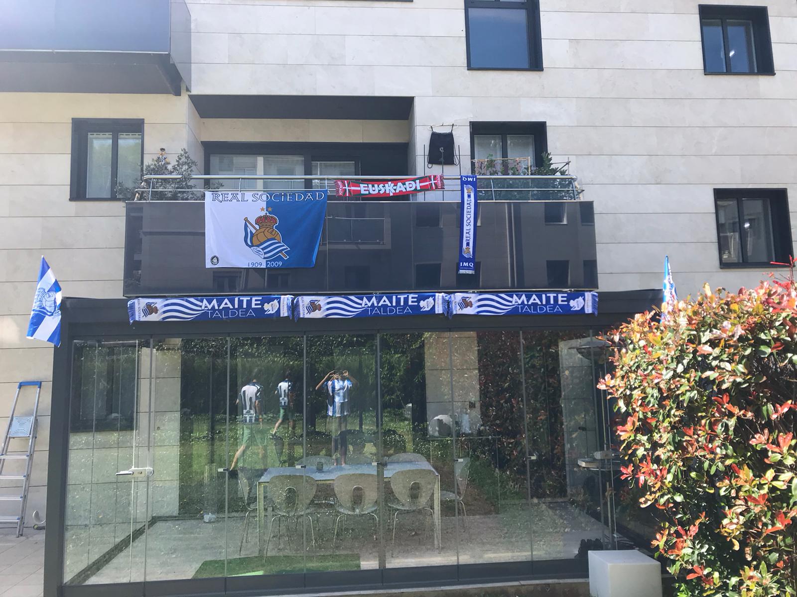 La final de la Copa del Rey entre la Real Sociedad y el Athletic se está jugando desde primera hora de este sábado en los balcones de muchos guipuzcoanos, engalanados para la ocasión