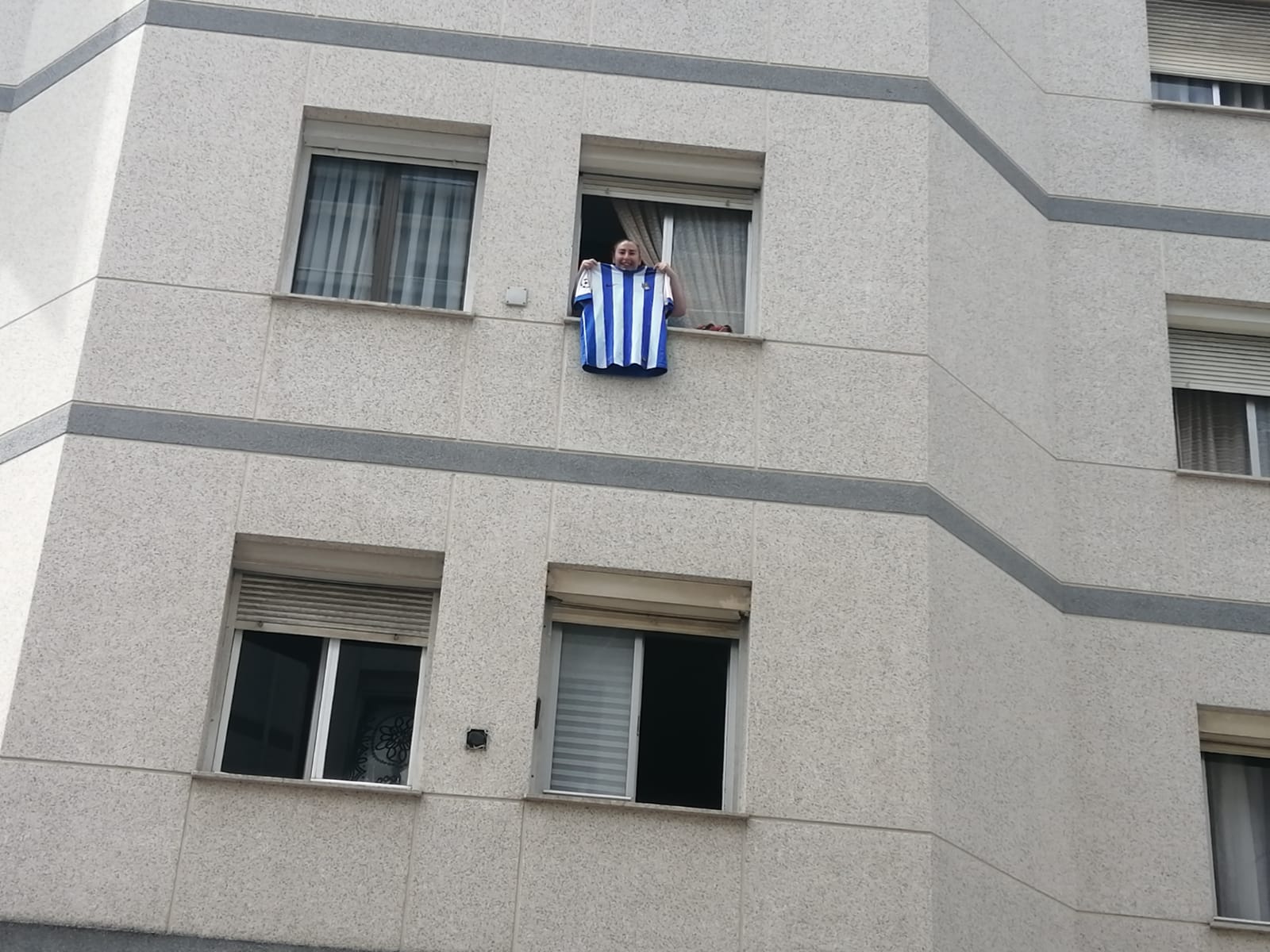 La final de la Copa del Rey entre la Real Sociedad y el Athletic se está jugando desde primera hora de este sábado en los balcones de muchos guipuzcoanos, engalanados para la ocasión