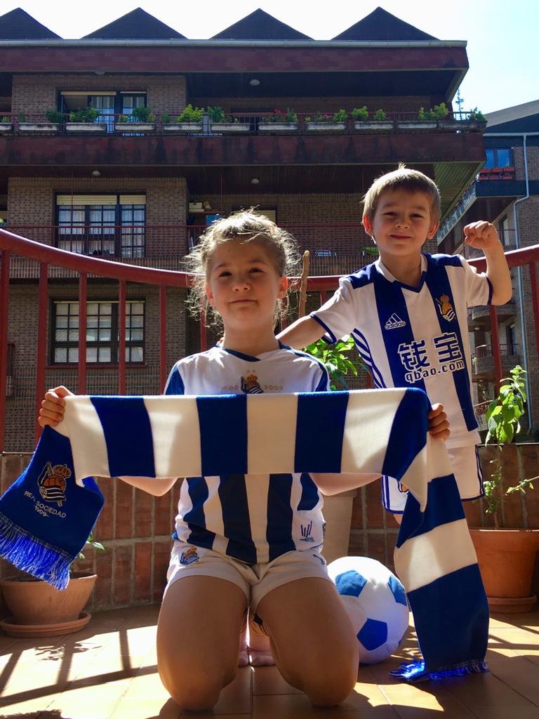 La final de la Copa del Rey entre la Real Sociedad y el Athletic se está jugando desde primera hora de este sábado en los balcones de muchos guipuzcoanos, engalanados para la ocasión