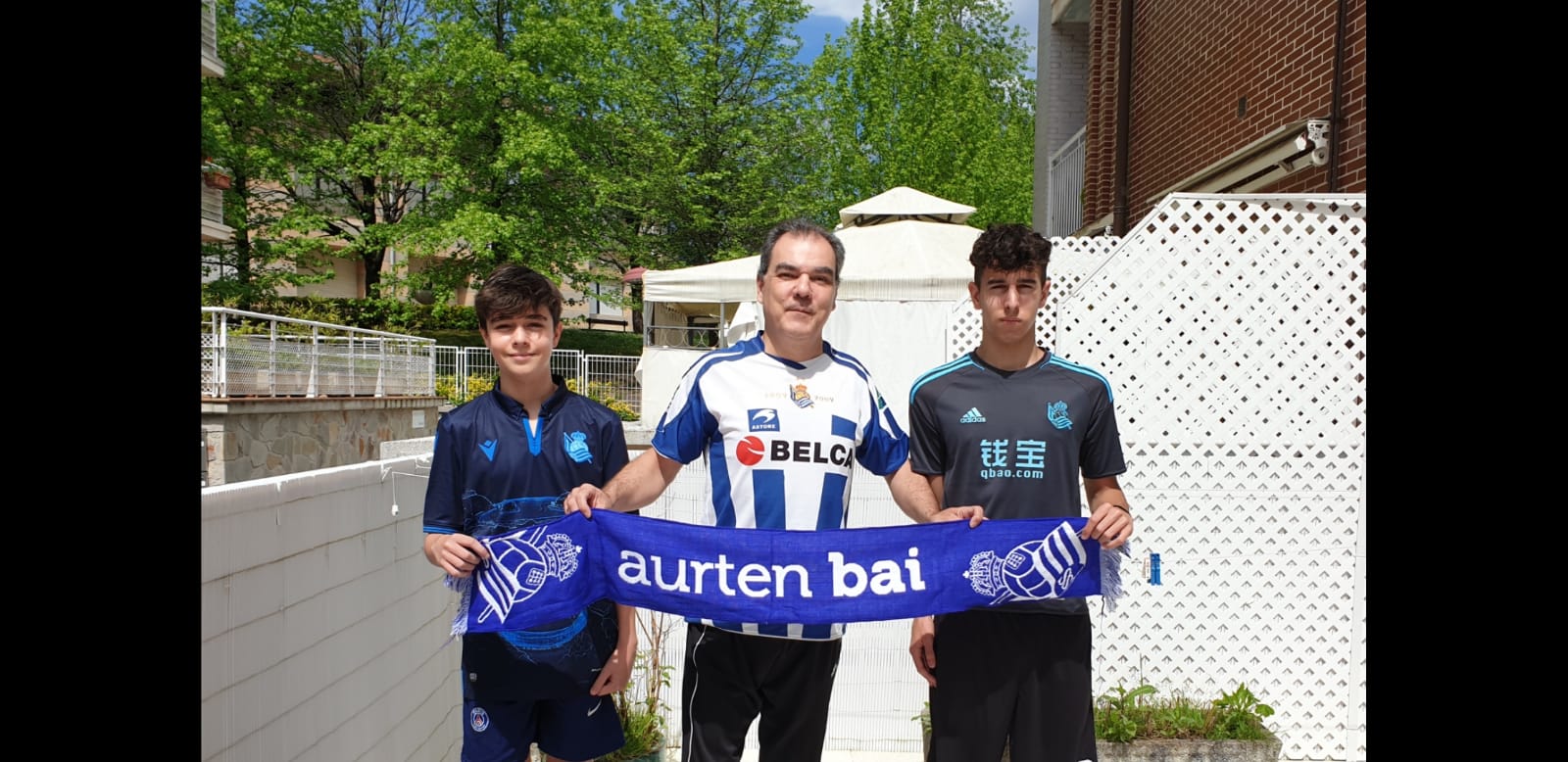 La final de la Copa del Rey entre la Real Sociedad y el Athletic se está jugando desde primera hora de este sábado en los balcones de muchos guipuzcoanos, engalanados para la ocasión