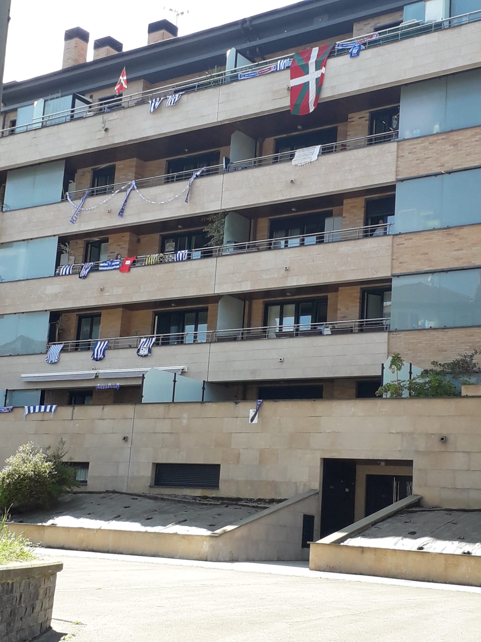 La final de la Copa del Rey entre la Real Sociedad y el Athletic se está jugando desde primera hora de este sábado en los balcones de muchos guipuzcoanos, engalanados para la ocasión