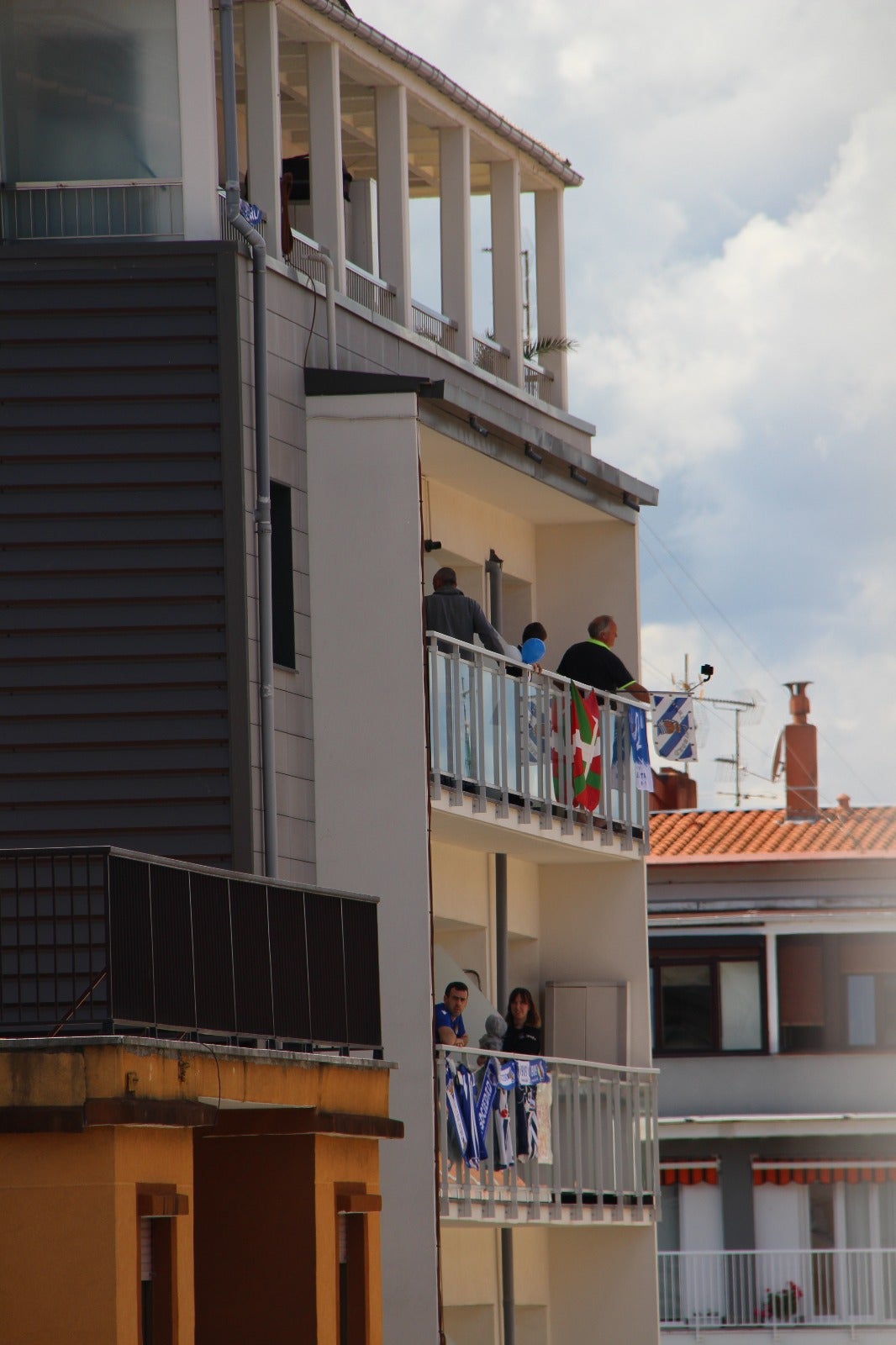 La final de la Copa del Rey entre la Real Sociedad y el Athletic se está jugando desde primera hora de este sábado en los balcones de muchos guipuzcoanos, engalanados para la ocasión