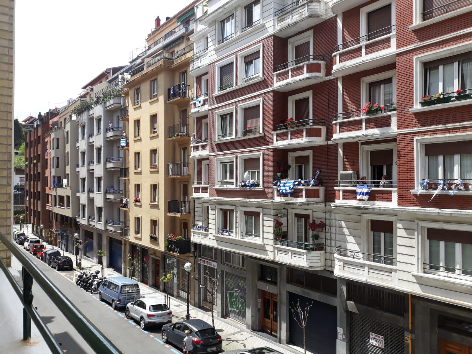 La final de la Copa del Rey entre la Real Sociedad y el Athletic se está jugando desde primera hora de este sábado en los balcones de muchos guipuzcoanos, engalanados para la ocasión