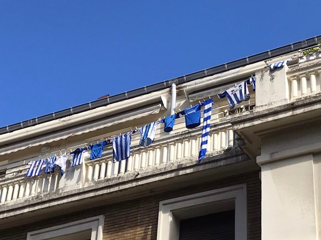 La final de la Copa del Rey entre la Real Sociedad y el Athletic se está jugando desde primera hora de este sábado en los balcones de muchos guipuzcoanos, engalanados para la ocasión